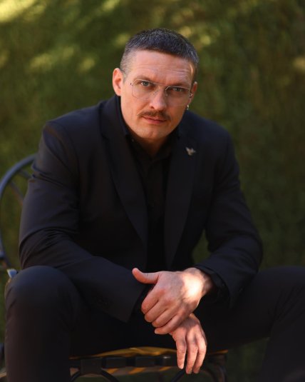 Олександр Усик у костюмі/Facebook