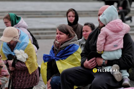 Люди не стримували сліз