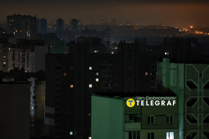 Освітлені вікна в будинках яскраво помітні на тлі темряви