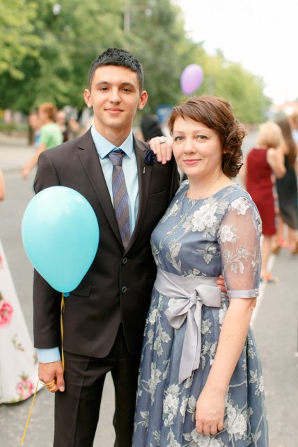 Sasha-kak-i-drugie-vyipuskniki-chasto-obshhalsya-s-Nataleny-Aleksandrovnoy-682x1024