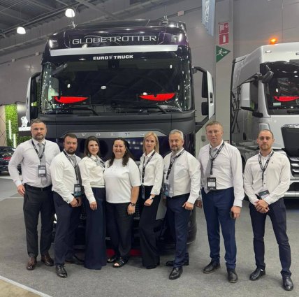 Елена Вяльбе на фоне грузовика Volvo