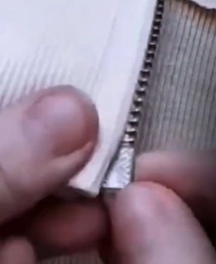 Блістер фіксується за допомогою клея