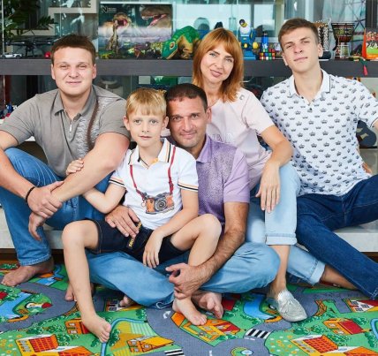 Дмитро Добкін із дружиною та дітьми.