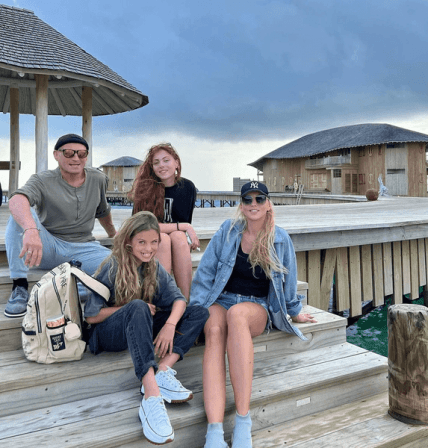 Оля Полякова с мужем и детьми