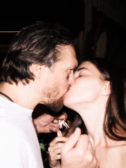 Олександр Усік цілує дружину