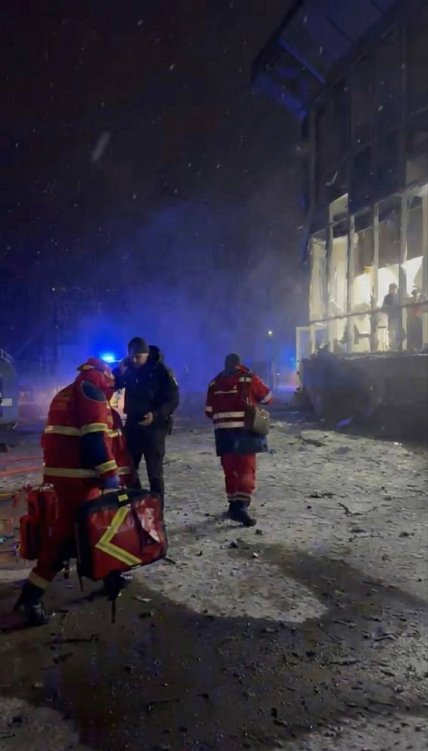 Рятувальники на місці атаки РФ на житловий квартал в Одесі