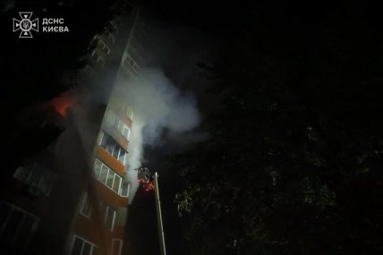 Пожежа у багатоповерхівці через російський обстріл