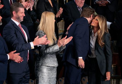 Баррон Трамп обіймається з мамою Меланією Трамп