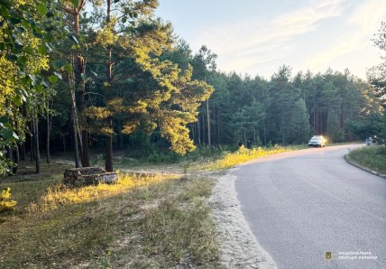 Діти злетіли на мотоциклі з поворота та врізались у дерево, Рівненська область