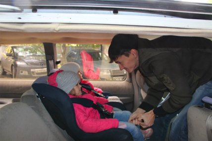 Папа тройни: почему я пристегиваю дочек ремнём безопасности - изображение №1