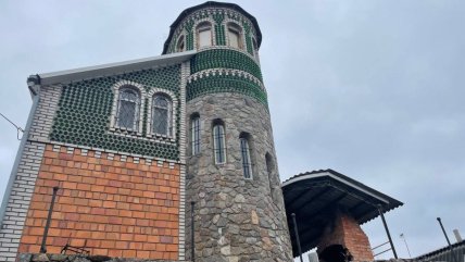 Будинок з пляшок в Запорізькій області