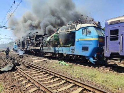 Поезд после попадания дрона в Запорожье