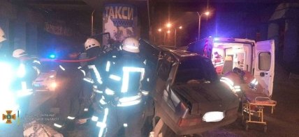 Поліцейський врізався в опору мосту