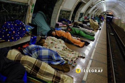 Люди прячутся в метро от российской атаки 7 октября