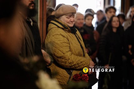 Десятки людей прийшли провести Костянтина в останню путь /Ян Доброносов, "Телеграф"