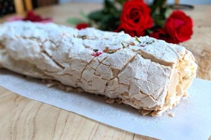 Цей рулет пишний і ніжний, як хмаринка