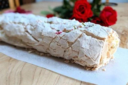 Цей рулет пишний і ніжний, як хмаринка