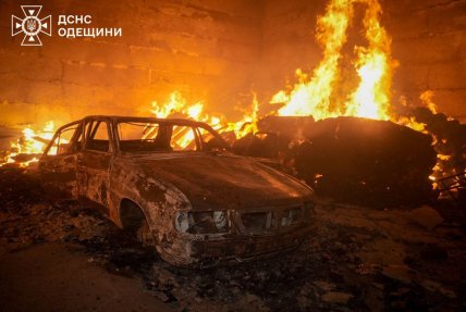 Автомобиль, поврежденный огнем после российского обстрела в Одессе