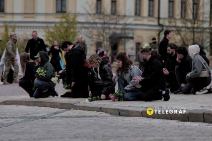 Попрощатись із захисницею прийшло багато людей