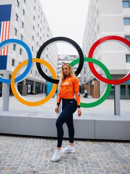 Ютта Лердам на тлі олімпійських кілець у Мілані