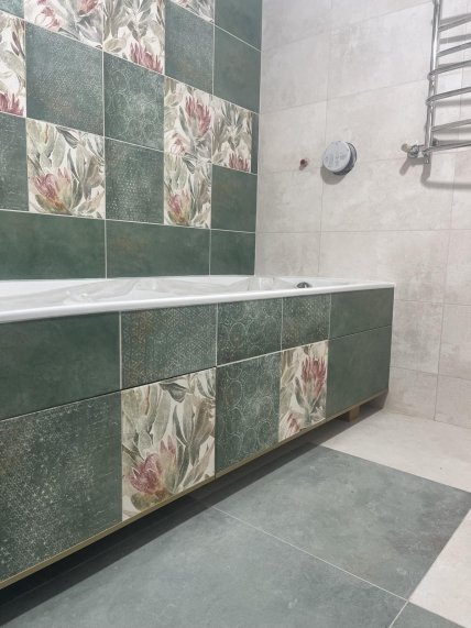 Закрытые потайные ниши в ванной, крупногабаритная плитка на полу.
