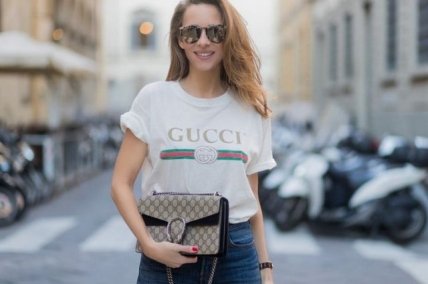 гуччі логотип на білій футболці