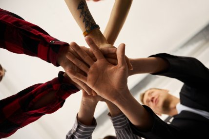 Фото команда офисных работников в коворкинге