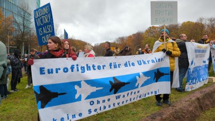 Російська опозиція вийшла на мітинг у Берліні. Не обійшлося без скандалу (фото, відео)