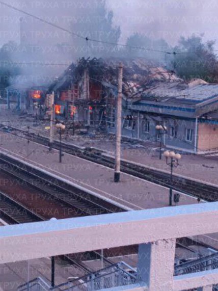 Пожар на станции Синельниково после атаки БПЛА 10 августа 2025