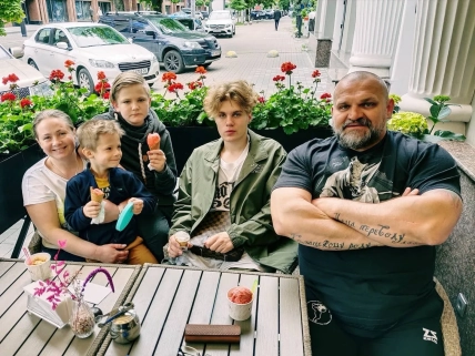 Василий Вирастюк со второй женой и тремя сыновьями