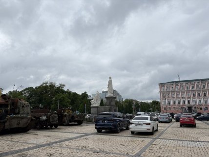 Пішохідна зона на Михайлівській площі в Києві
