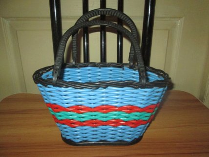 Пластиковая плетеная корзина