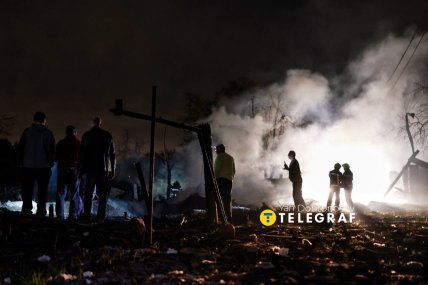 Люди зібрались на місці прильоту