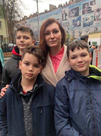 Жена Семена Семенченко с детьми