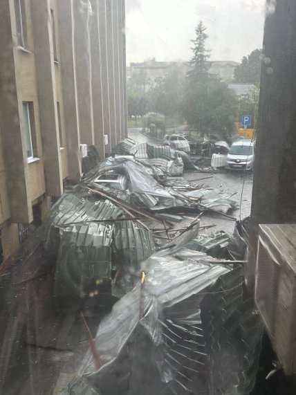 Крыша упала на автомобили