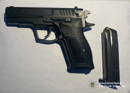 В Киеве задержали вооруженного мужчину