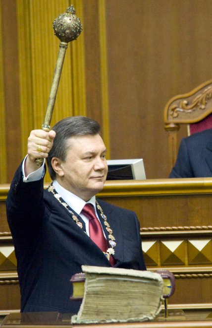 Виктор Янукович с булавой во время присяги в Верховной Раде