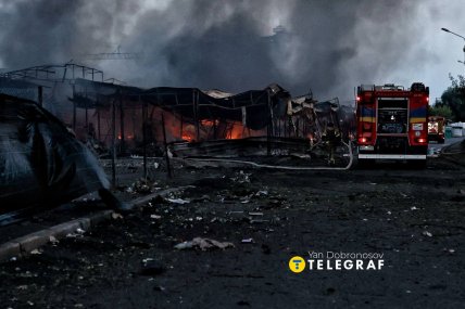 Полум'я охопило торговельні павільйони ринку Почайна