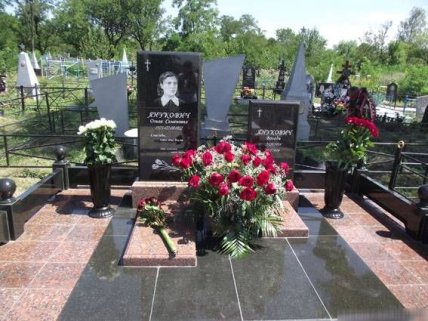 Янукович могила матері і брата