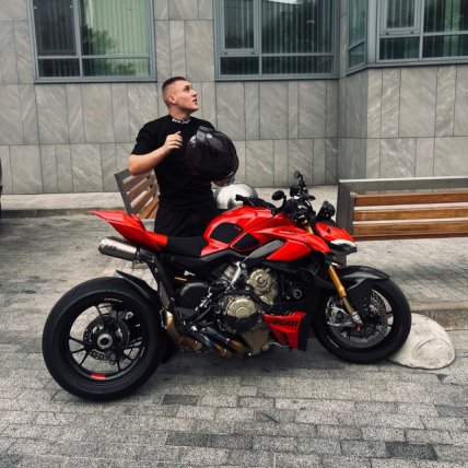 Мотоцикл Ducati Streetfighter V4 S 2024 и Назар Лутковский