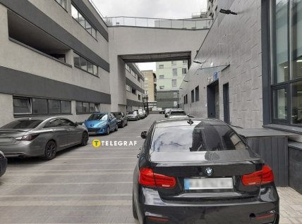 Багатії тепер не ризикують залишати автівки під землею