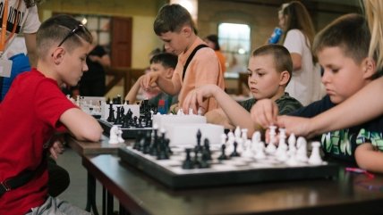 діти грають у шахи
