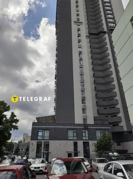 Деякі автовласники паркують тепер авто на стоянці біля будинку