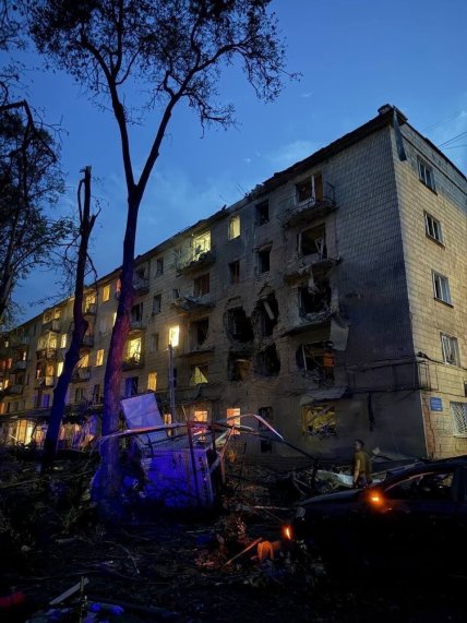 Росіяни вдарили по будинку у Сумах