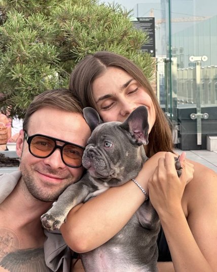 Макс Барських з дівчиною