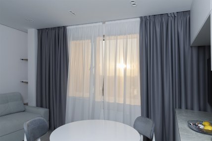 Шторы можно повесить на стену и сделать на ней хороший акцент