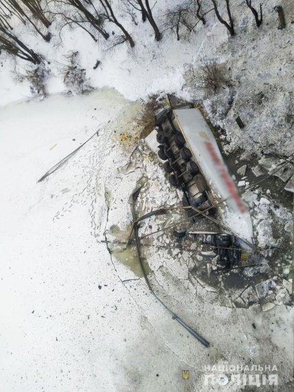 грузовик упал в реку_2