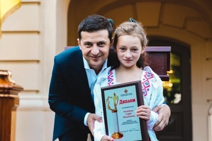 София с подарками и с президентом после награждения_2