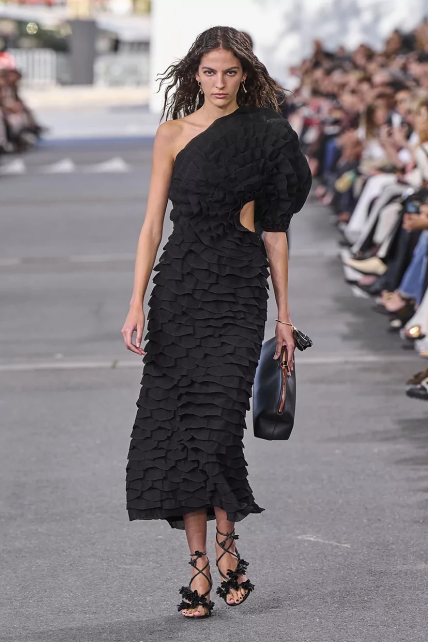 Босоніжки з шнуруванням та квітами