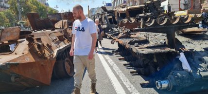 Андреас у Києві серед знищеної техніки росіян